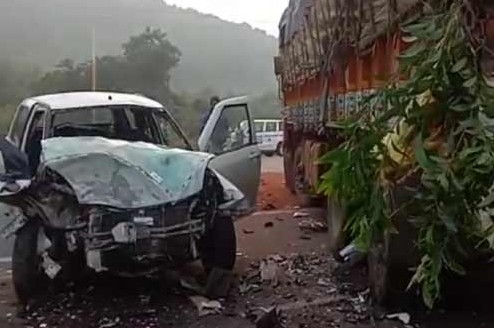 In Khurda, Odisha, a car rams a truck, leaving 4 people dead, including 2 women