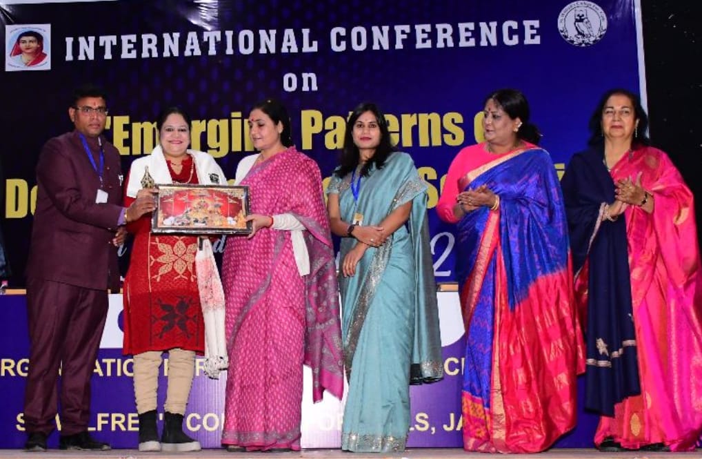 जयपुर की डॉ. प्रणु शुक्ला को मिला - सावित्री बाई फुले सम्मान