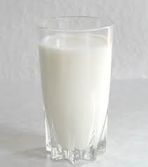 Cow Milk vs Almond Milk: A Comprehensive Guide to Nutrition and Benefits 140 cow milk