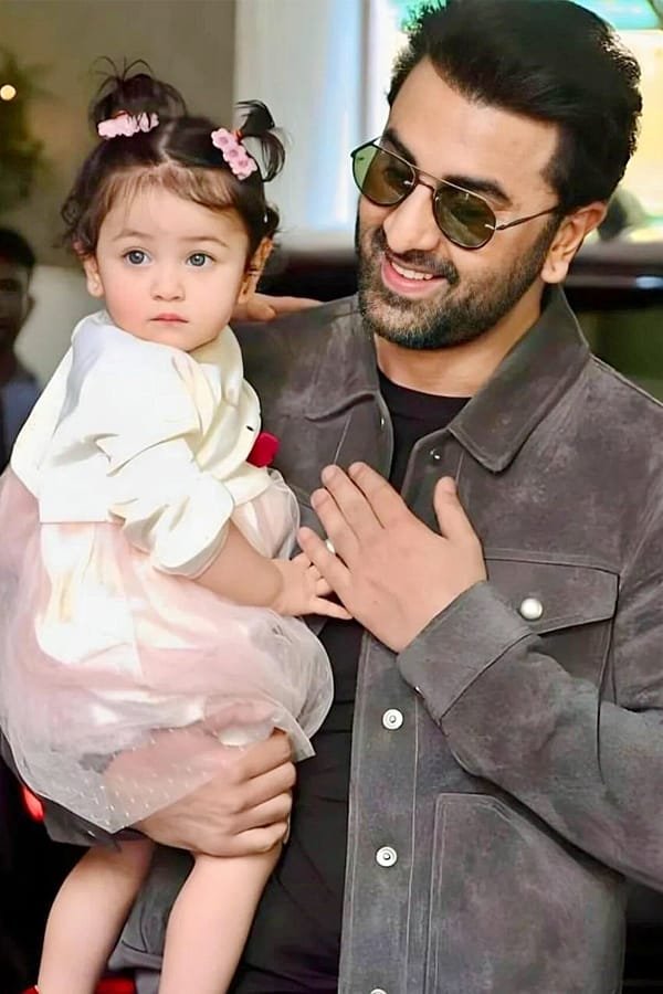 Alia Bhatt ANd Ranbir Kapoor present daughter Raha PHotos 1