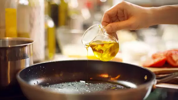Reusing Oil in Street Food: Understanding the Risks and the Need for Guidelines 140 reuse