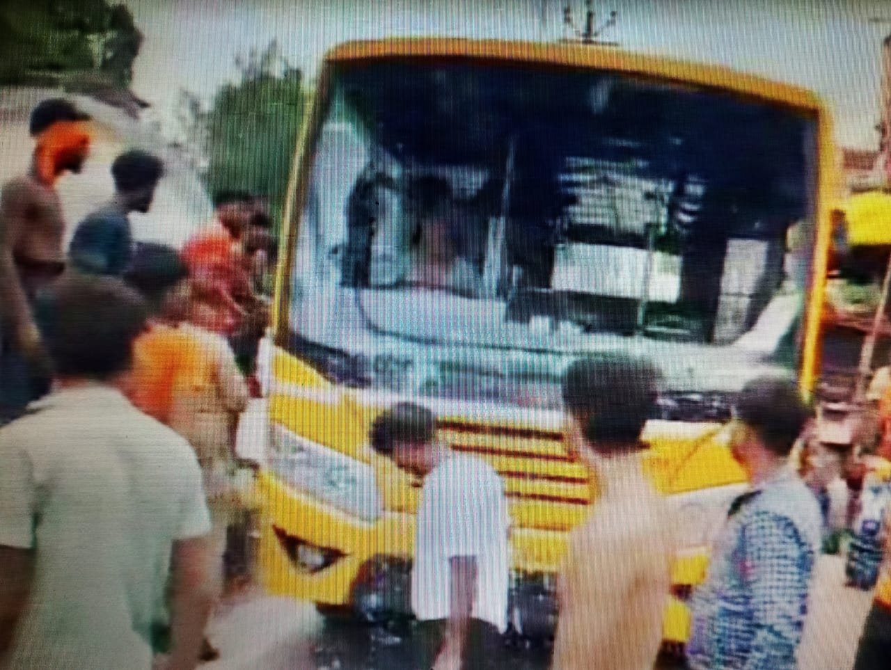 Vandalism by Kanwariyas in Meerut: School Bus Attacked, FIR Registered 119 Meerut News