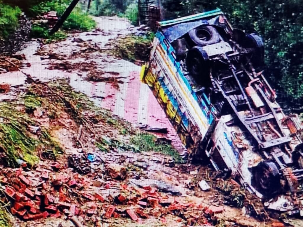 “Rain, Rocks, and Ruin: Himachal’s Seraj Fights Back from Cloudburst Tragedy” 145 hp cloud burst 6
