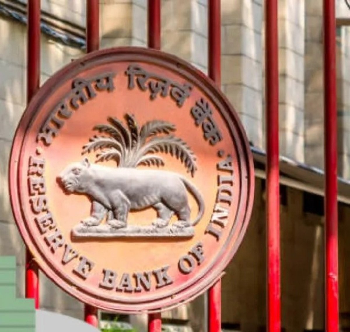 RBI massive dollar sale in August saw $7.7 billion sold to curb rupee decline, signalling bold currency-market action- 143 The RBI massive dollar sale in August, at roughly US $7.7 billion,