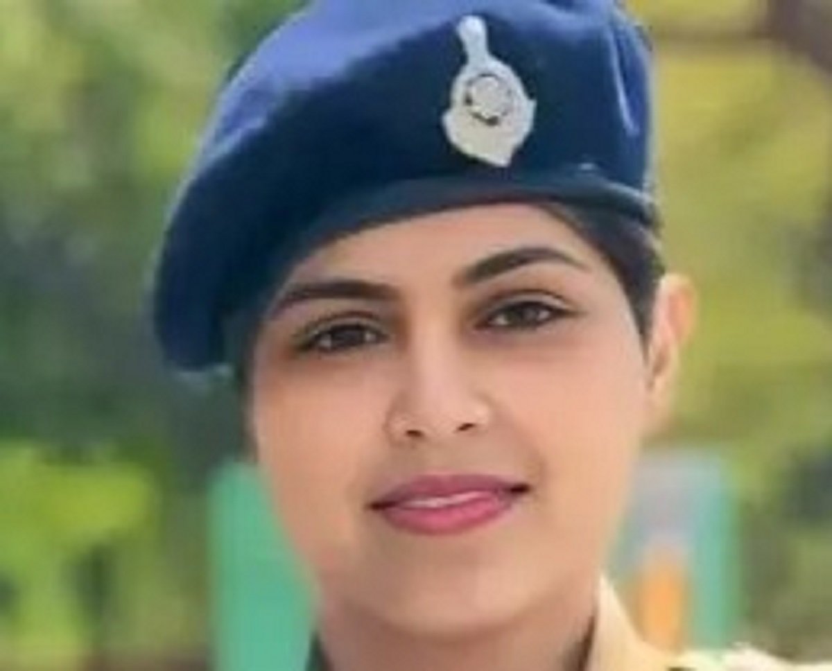 Gwalior SP Hina Khan stunned a mob of lawyers by chanting “Jai Shri Ram” during a tense face-off over Ambedkar statue row- 137 SP Hina Khan chants Jai Shri Ram